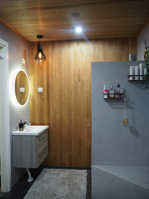 Kylpyhuoneen mikrosementointi ja panelointi